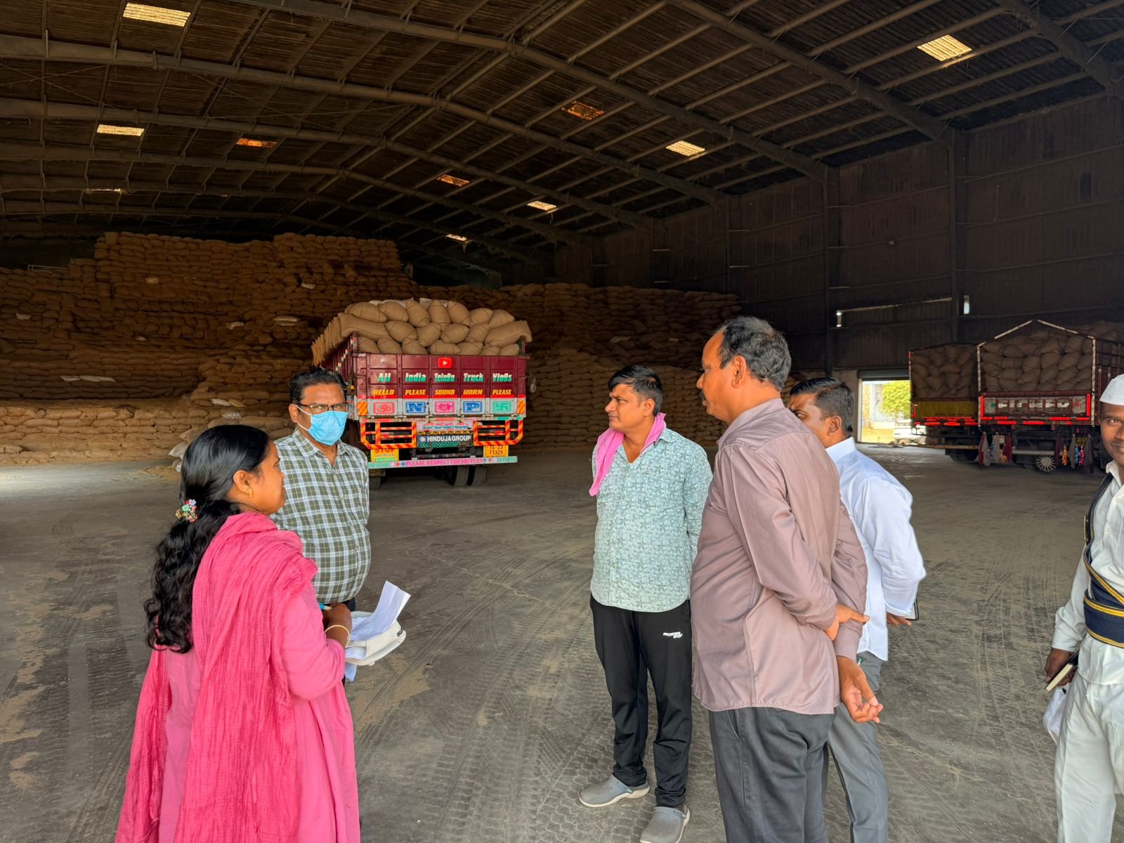 కొనుగోలు కేంద్రాల్లో సరిపడా టార్పాలిన్లు అందుబాటులో ఉంచాలి  అదనపు కలెక్టర్ గడ్డం నగేష్